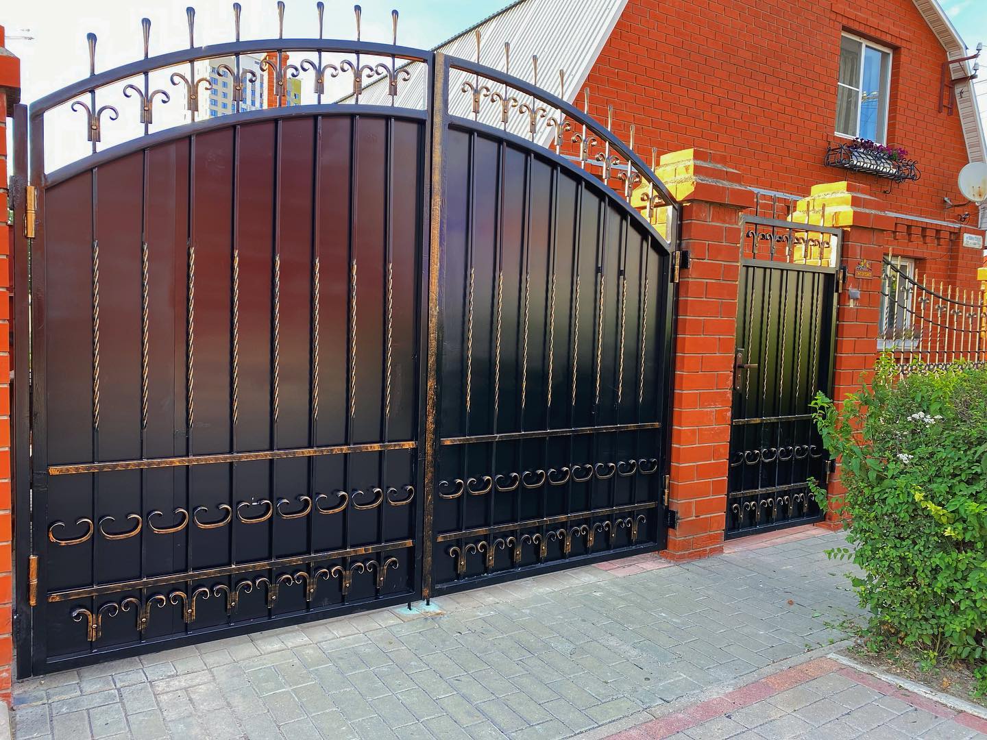 Как выбрать стиль кованых ворот под фасад дома и рисунок ограждения в Петушках